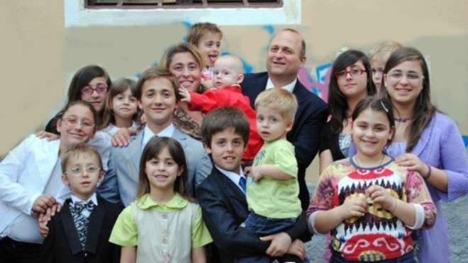 FAMIGLIA DA RECORD:  ''È NATA PAOLA, LA 16ESIMA FIGLIA'' - 29/06/2013